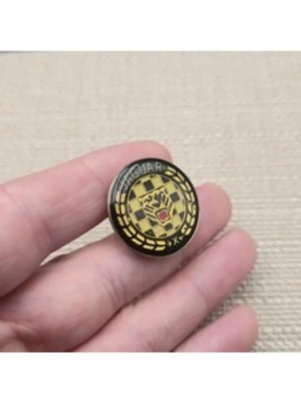 Vintage Jaguar Car Logo Checked Pattern Laurel Wreath Lapel Pin A8343